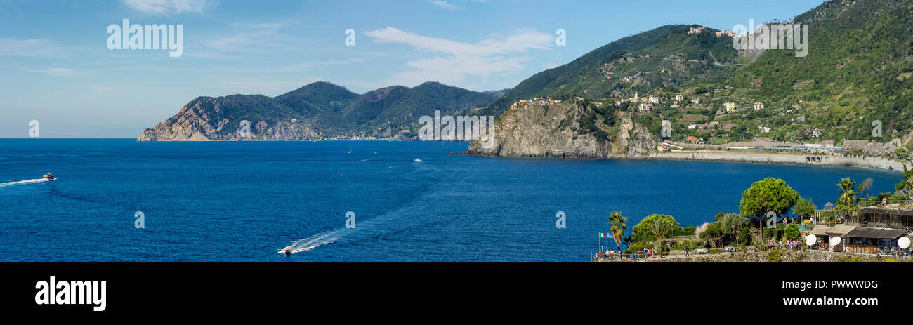 Splendida vista panoramica delle Cinque Terre parco da Manarola, Liguria, Italia Foto Stock