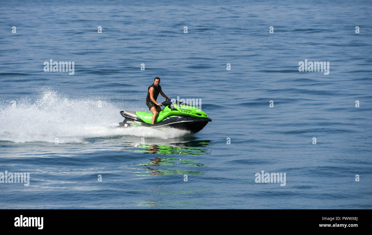 Il LAGO DI GARDA, Italia - Settembre 2018: persona che guida un veloce jet ski lambendo la superficie del lago di Garda. Foto Stock
