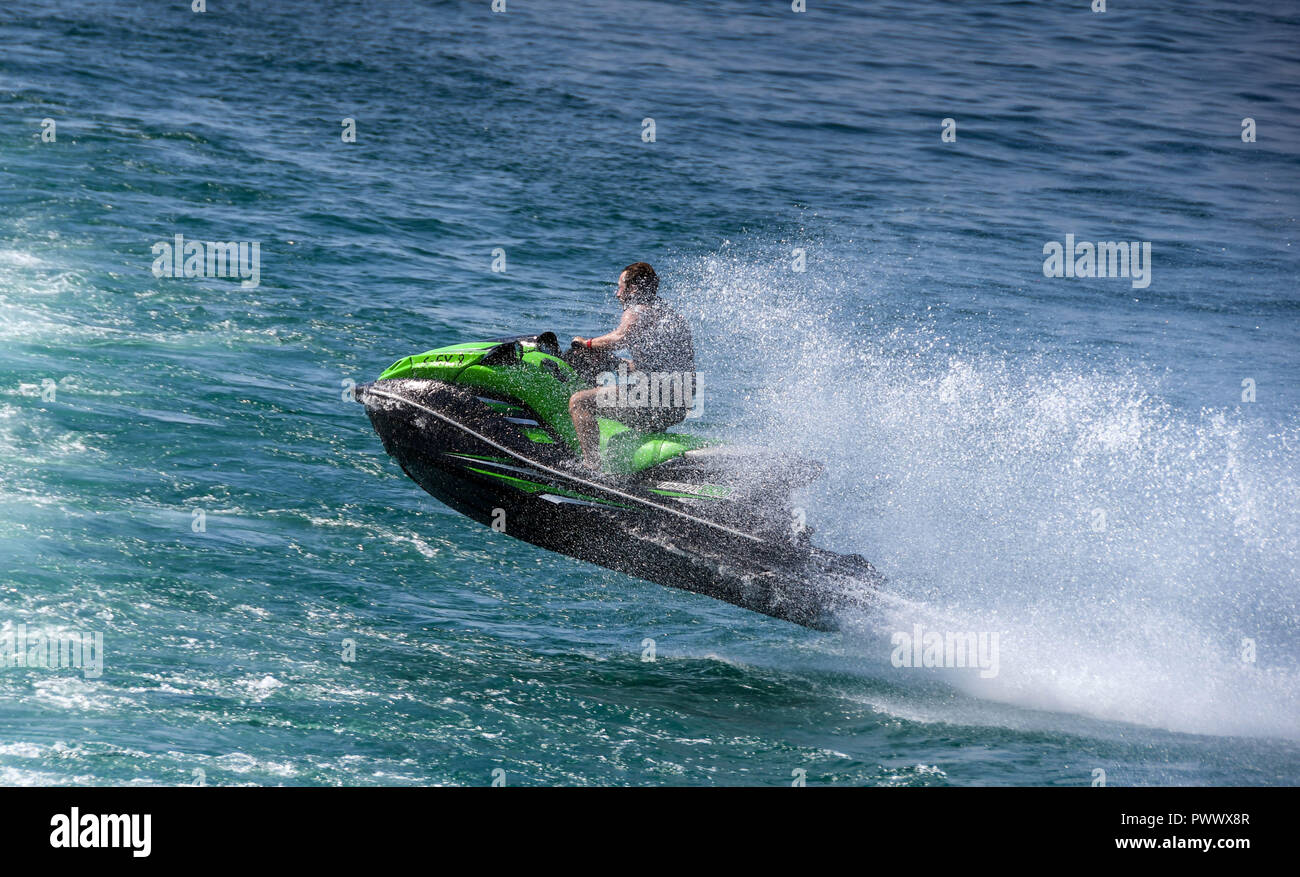 Il LAGO DI GARDA, Italia - Settembre 2018: Jet ski e cavaliere ricoperti a spruzzo dopo aver saltato un'onda sul Lago di Garda. Foto Stock