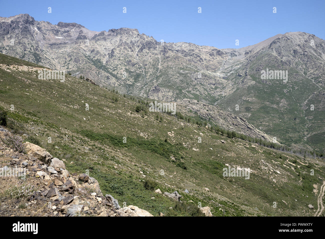 Il massiccio del Monte Cinto, la montagna più alta in Corsica (2706 m). Masyw Monte Cinto, najwyższa góra na Korsyce (2706 m). Foto Stock