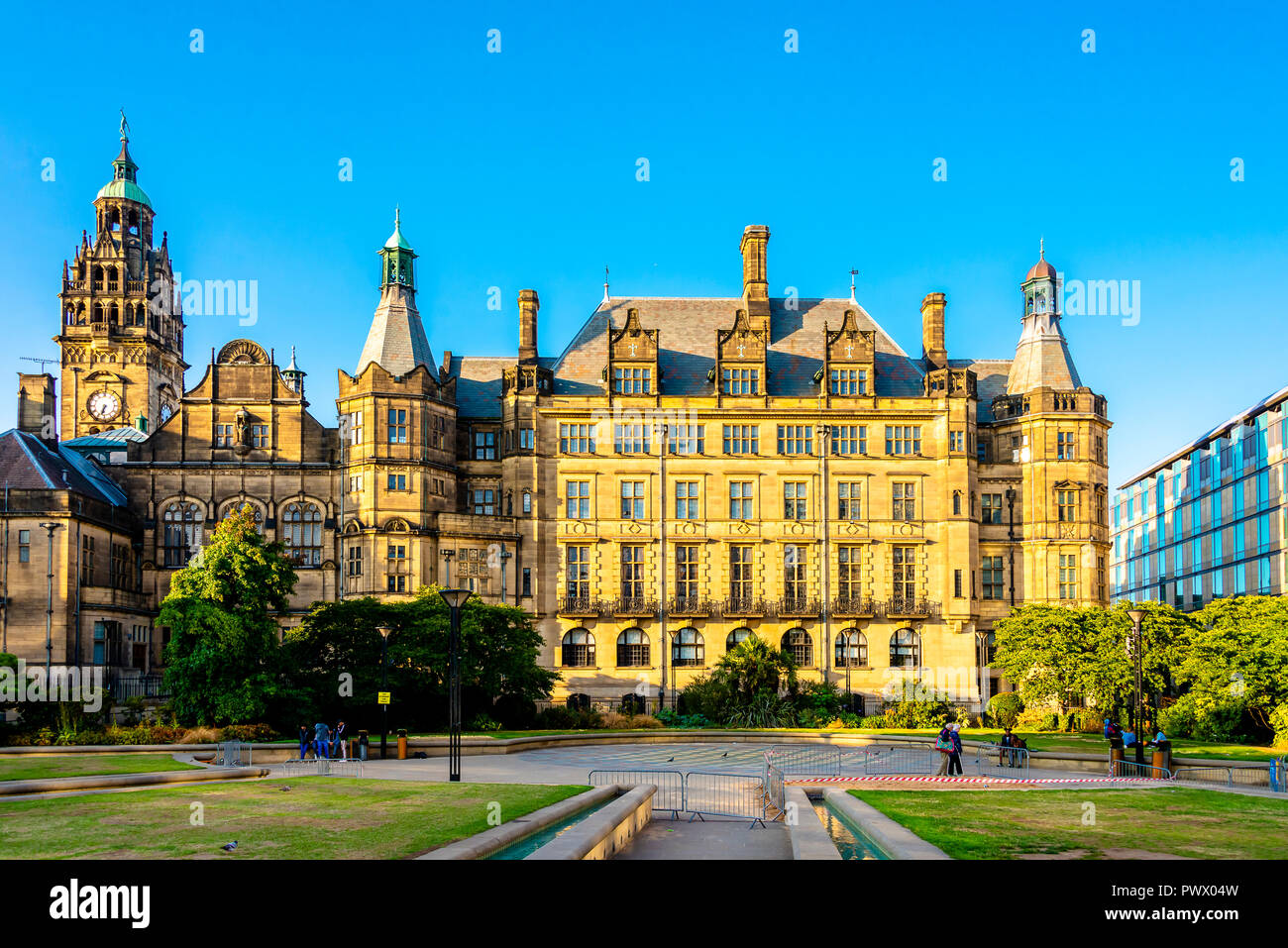 Sheffield, Regno Unito - 30 AGO 2018: Pace giardino pubblico aperto piazza municipio dotato di Sheffield Town Hall Foto Stock