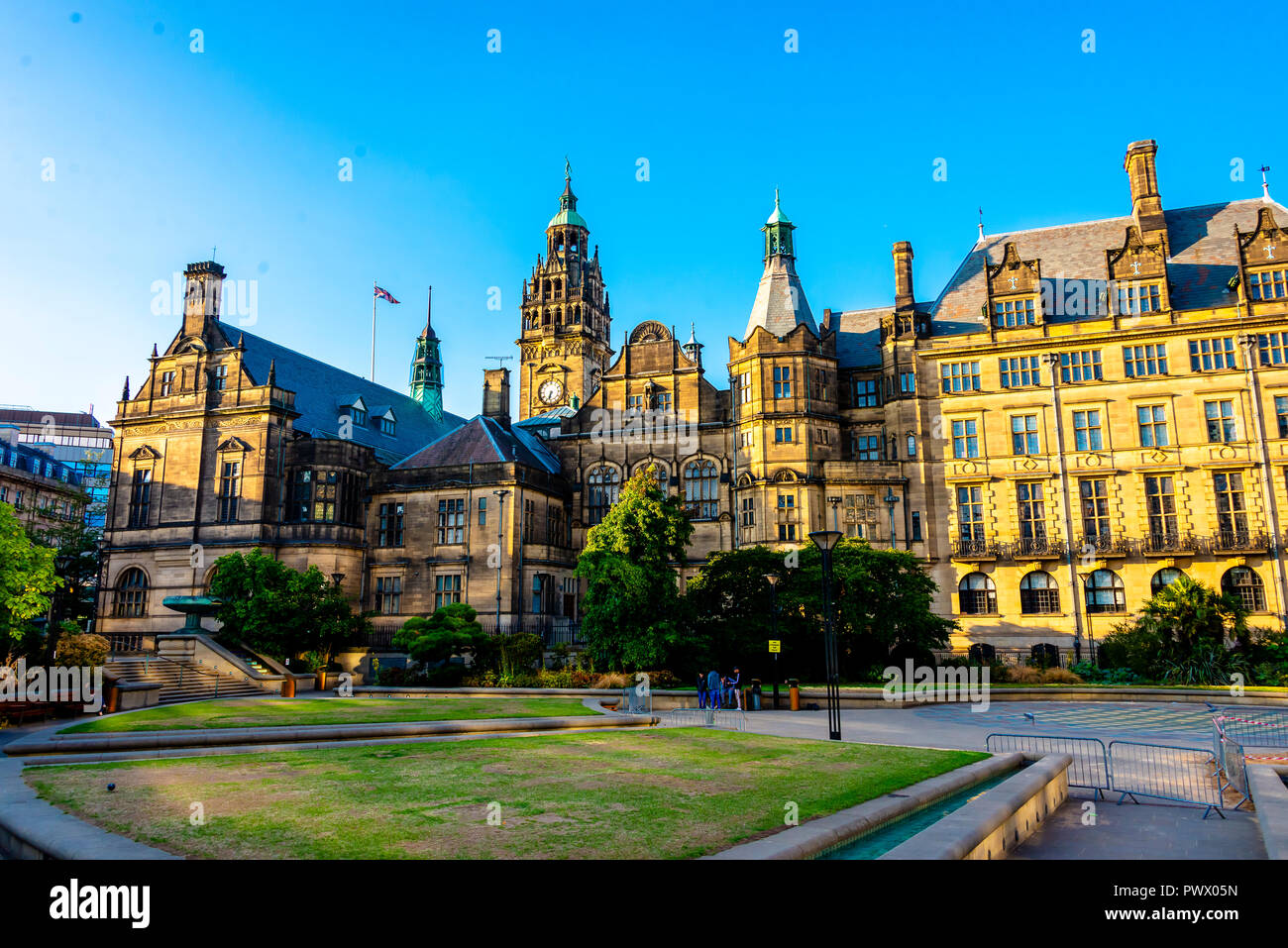 Sheffield, Regno Unito - 30 AGO 2018: Pace giardino pubblico aperto piazza municipio dotato di Sheffield Town Hall Foto Stock