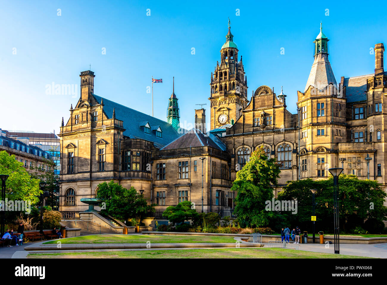 Sheffield, Regno Unito - 30 AGO 2018: Pace giardino pubblico aperto piazza municipio dotato di Sheffield Town Hall Foto Stock