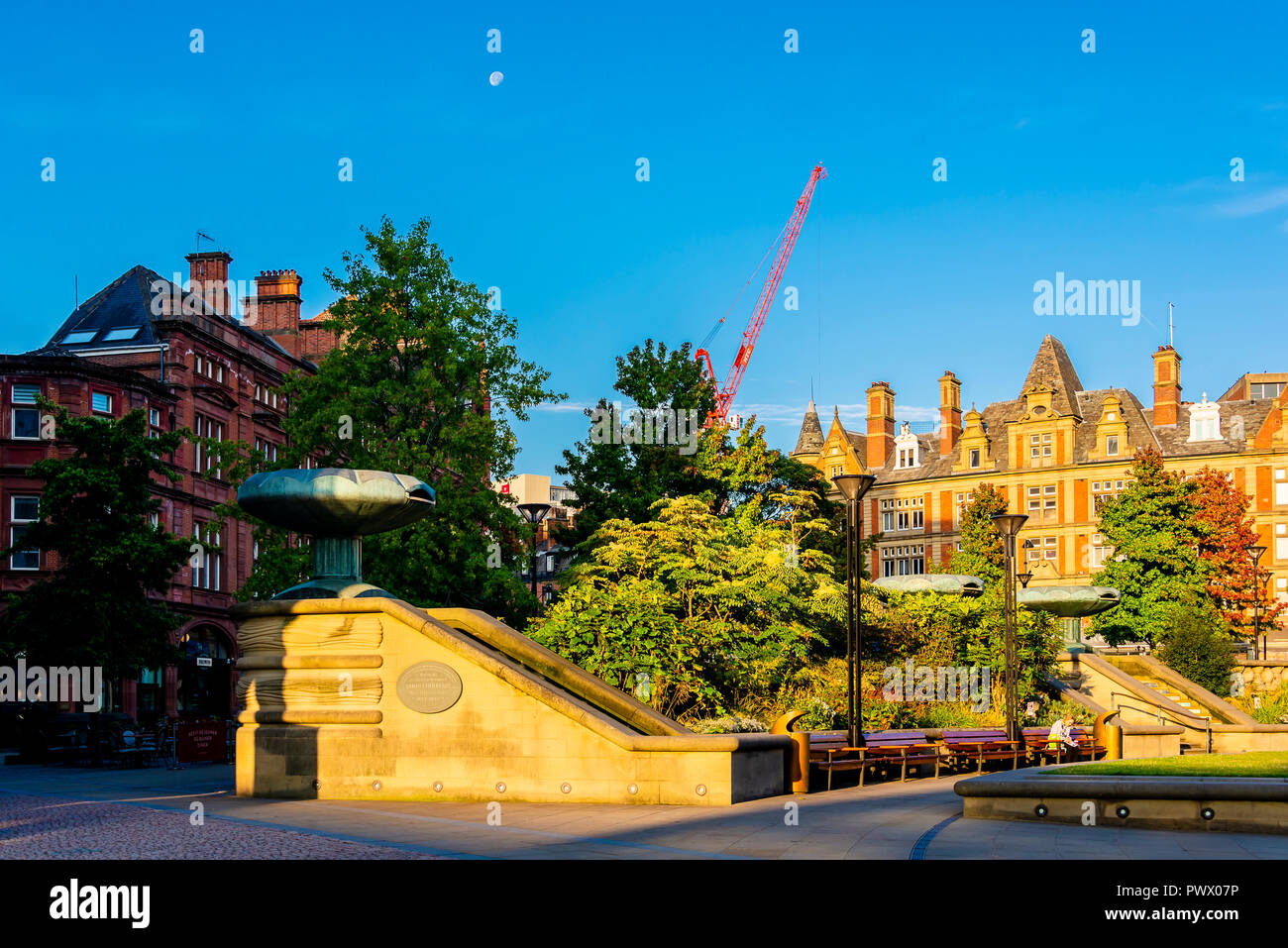 Sheffield, Regno Unito - 30 AGO 2018: Pace giardino pubblico aperto piazza municipio dotato di Sheffield Town Hall Foto Stock