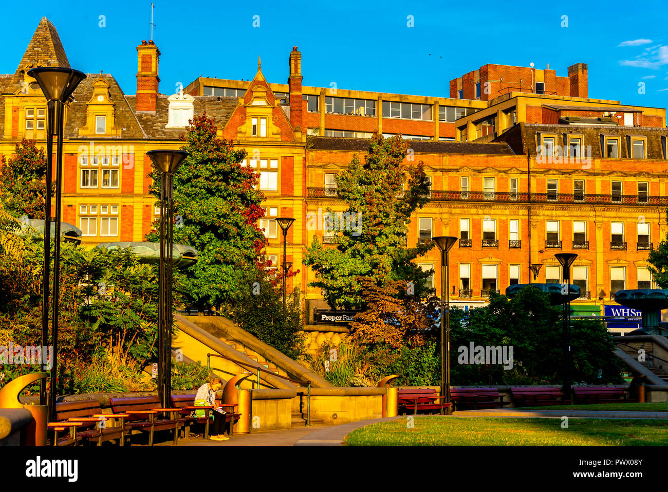 Sheffield, Regno Unito - 30 AGO 2018: Pace giardino pubblico aperto piazza municipio dotato di Sheffield Town Hall Foto Stock