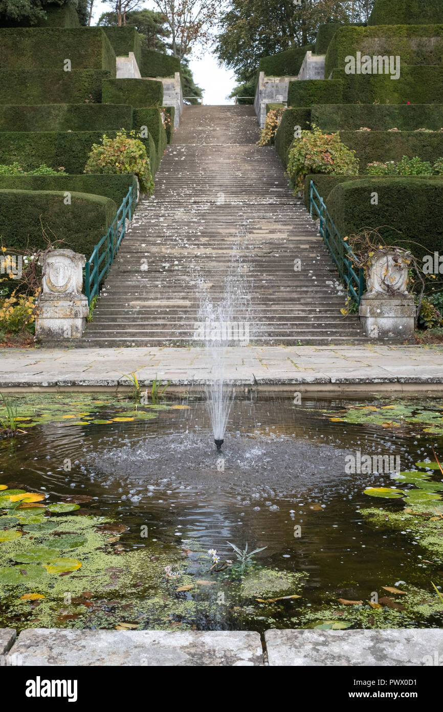 Port Lympne, Ashford Kent REGNO UNITO. Vista dei giardini, compresi splendidamente curato di siepi di bosso, a Port Lympne Hotel. Foto Stock