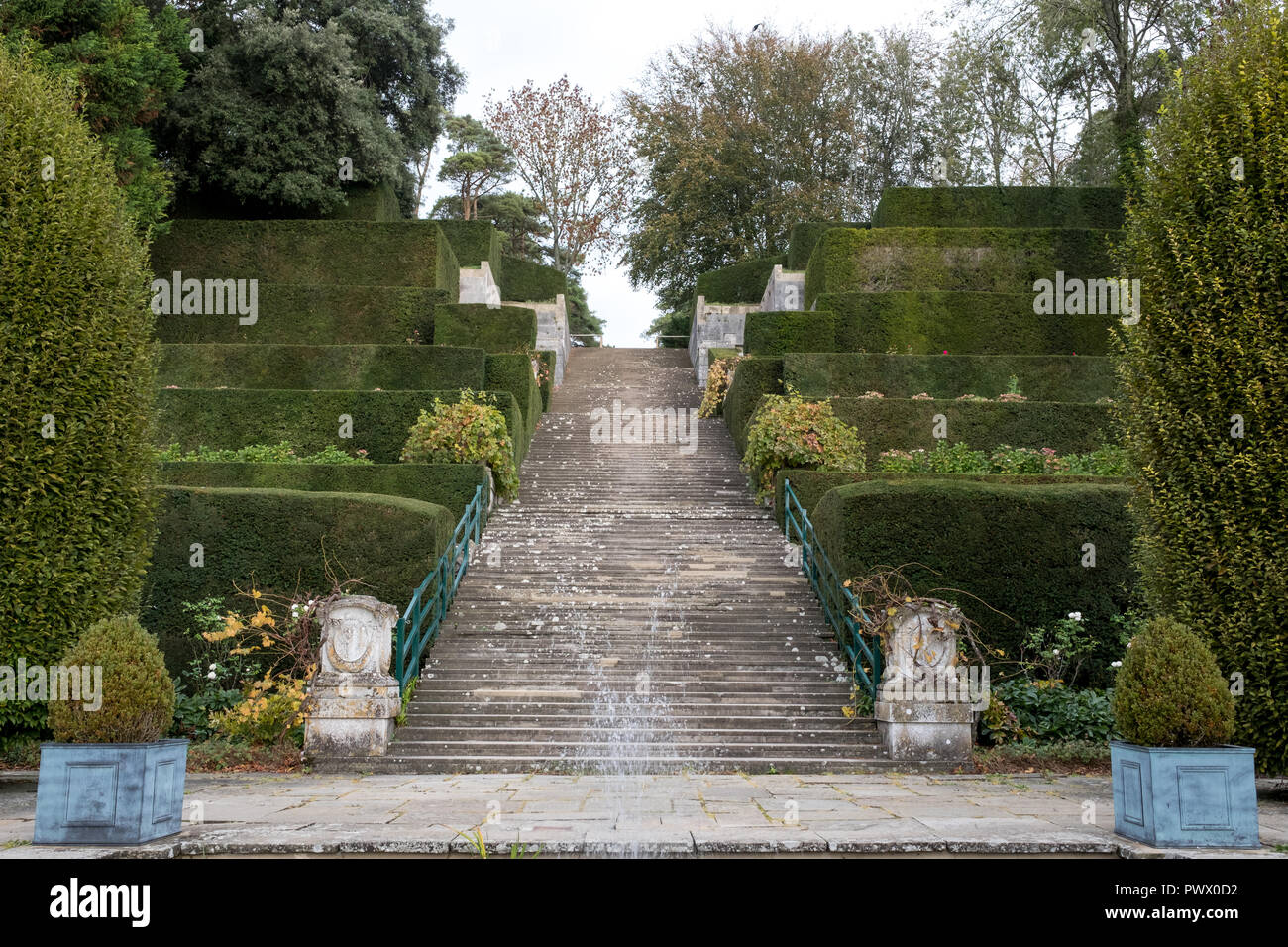 Port Lympne, Ashford Kent REGNO UNITO. Vista dei giardini, compresi splendidamente curato di siepi di bosso, a Port Lympne Hotel. Foto Stock