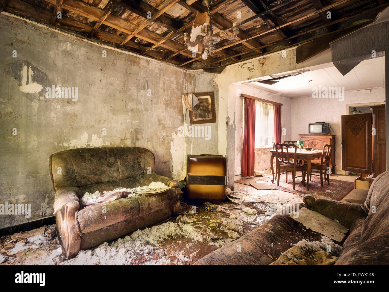Vista interna di una stanza abbandonata con vecchi divani in una casa in Belgio. Foto Stock