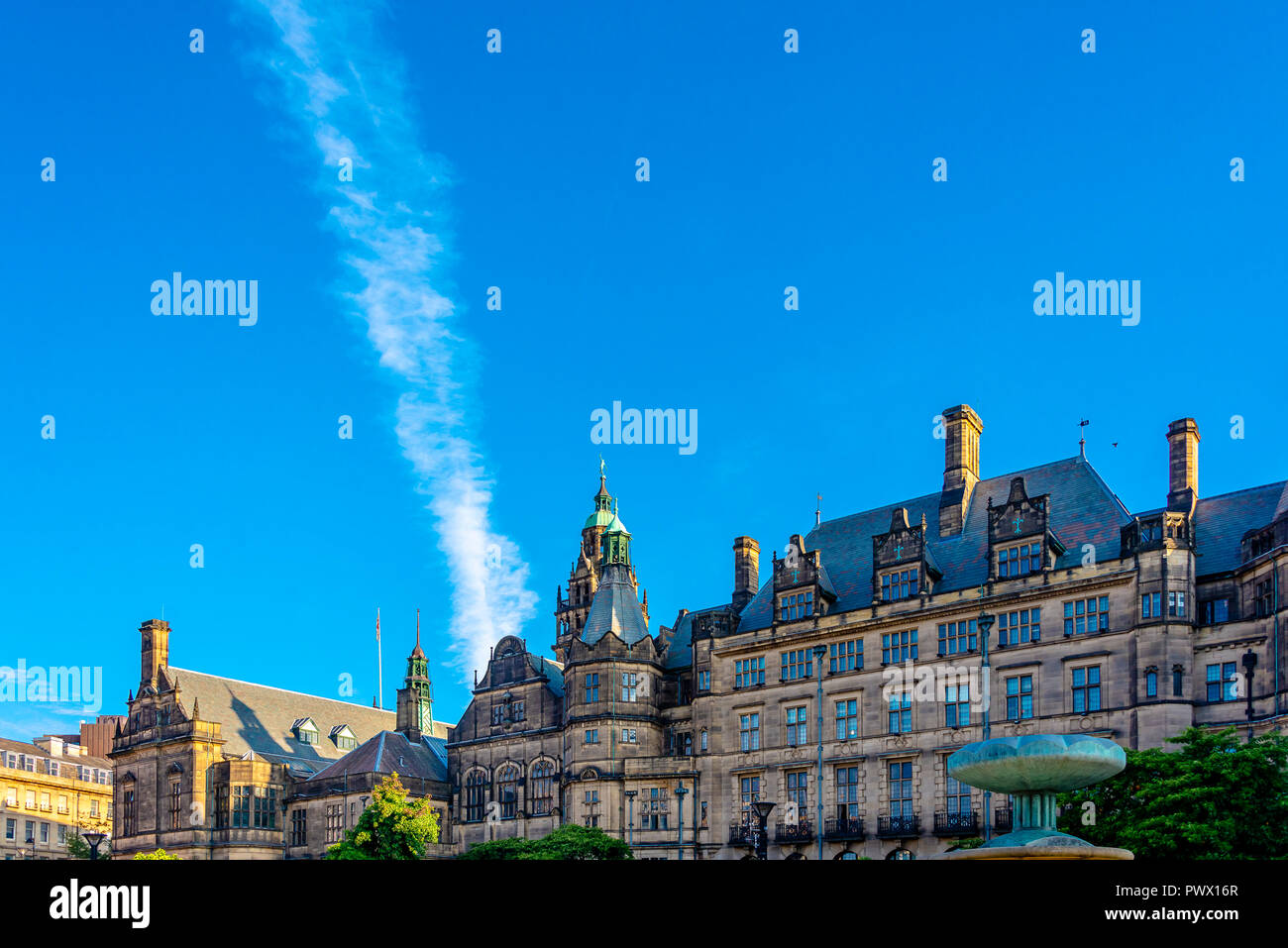 Sheffield, Regno Unito - 30 AGO 2018: Pace giardino pubblico aperto piazza municipio dotato di Sheffield Town Hall Foto Stock