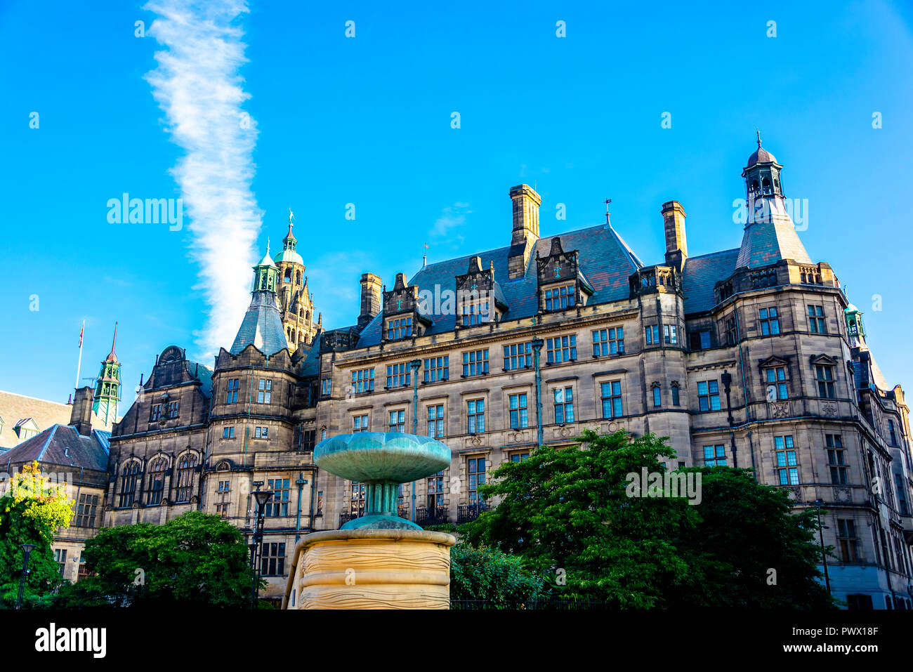 Sheffield, Regno Unito - 30 AGO 2018: Pace giardino pubblico aperto piazza municipio dotato di Sheffield Town Hall Foto Stock