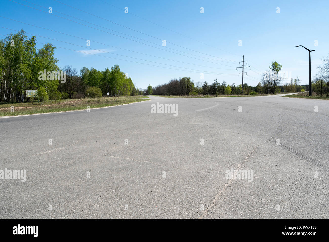 Strada rurale che conduce a pripjat, il più vicino alla città di Chernobyl, in Ucraina. Foto Stock