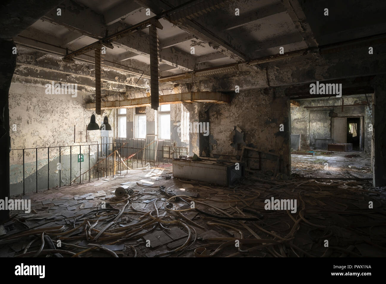 Vista interna del controllo principale edificio della Duga di Chernobyl, in Ucraina. Foto Stock