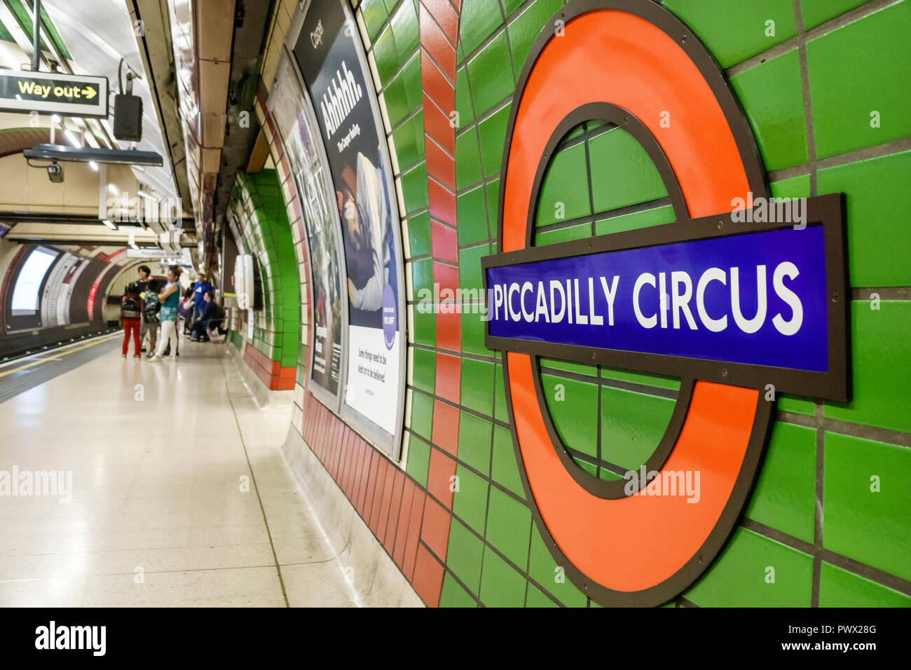 London England,UK,Piccadilly Circus Underground Station treno Tube,metro metro,piattaforma,roundel,logo,UK GB English Europe,UK180821017 Foto Stock