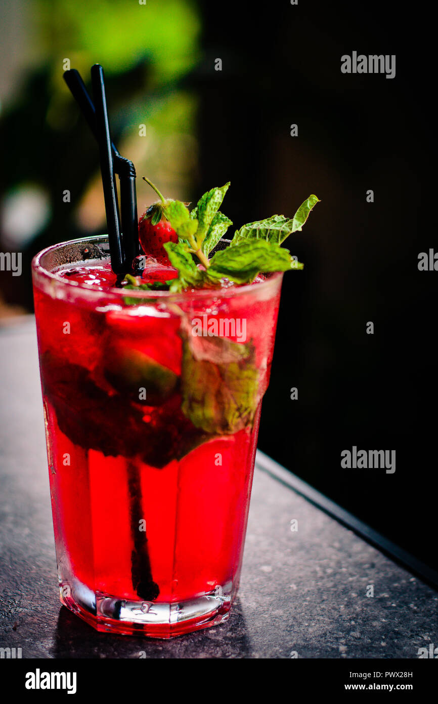 Strawberry Mojito Rum Bacardi, fragole fresche, foglie di menta, calce, Zucchero & Soda Foto Stock