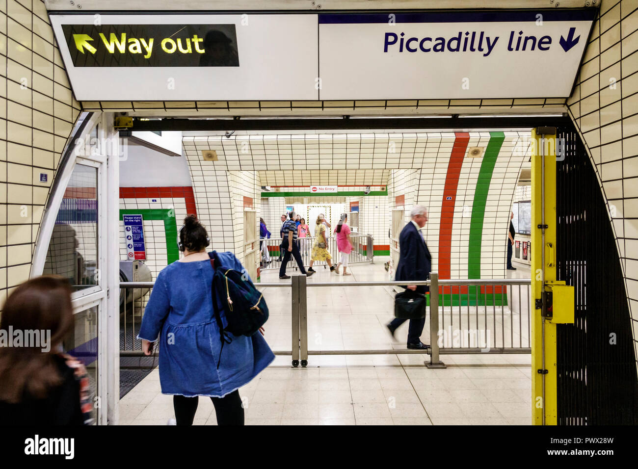 London England,UK,Piccadilly Circus Metropolitana Stazione treno Metropolitana, Piccadilly line, metropolitana, uscita uscita, tunnel, uomo uomo maschio, donna donna donna donne, com Foto Stock