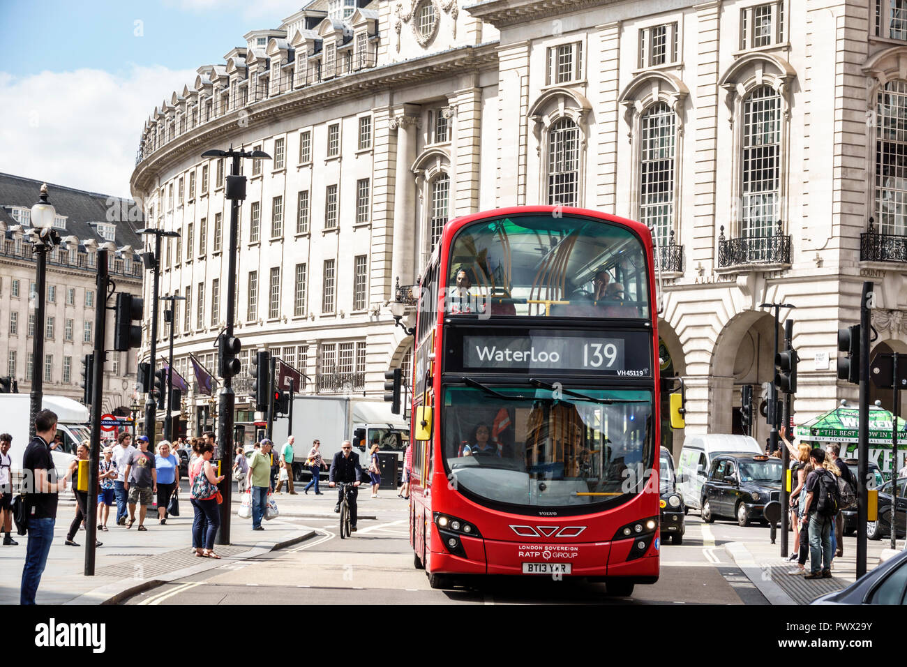 Londra Inghilterra,Regno Unito,West End Piccadilly Circus,St James's, Regent Street, autobus a due piani rosso, pedoni, GB inglese Europa, UK180821024 Foto Stock