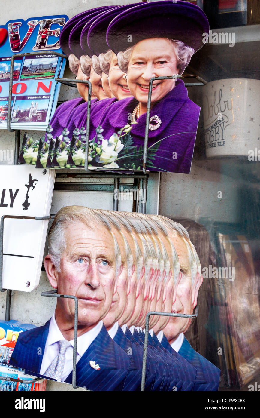 Londra Inghilterra,Regno Unito,West End Piccadilly Circus,St James's, negozio di souvenir del venditore di strada, cartoline, foto della regina Elisabetta, Prince Charles, famiglia reale, negozio Foto Stock