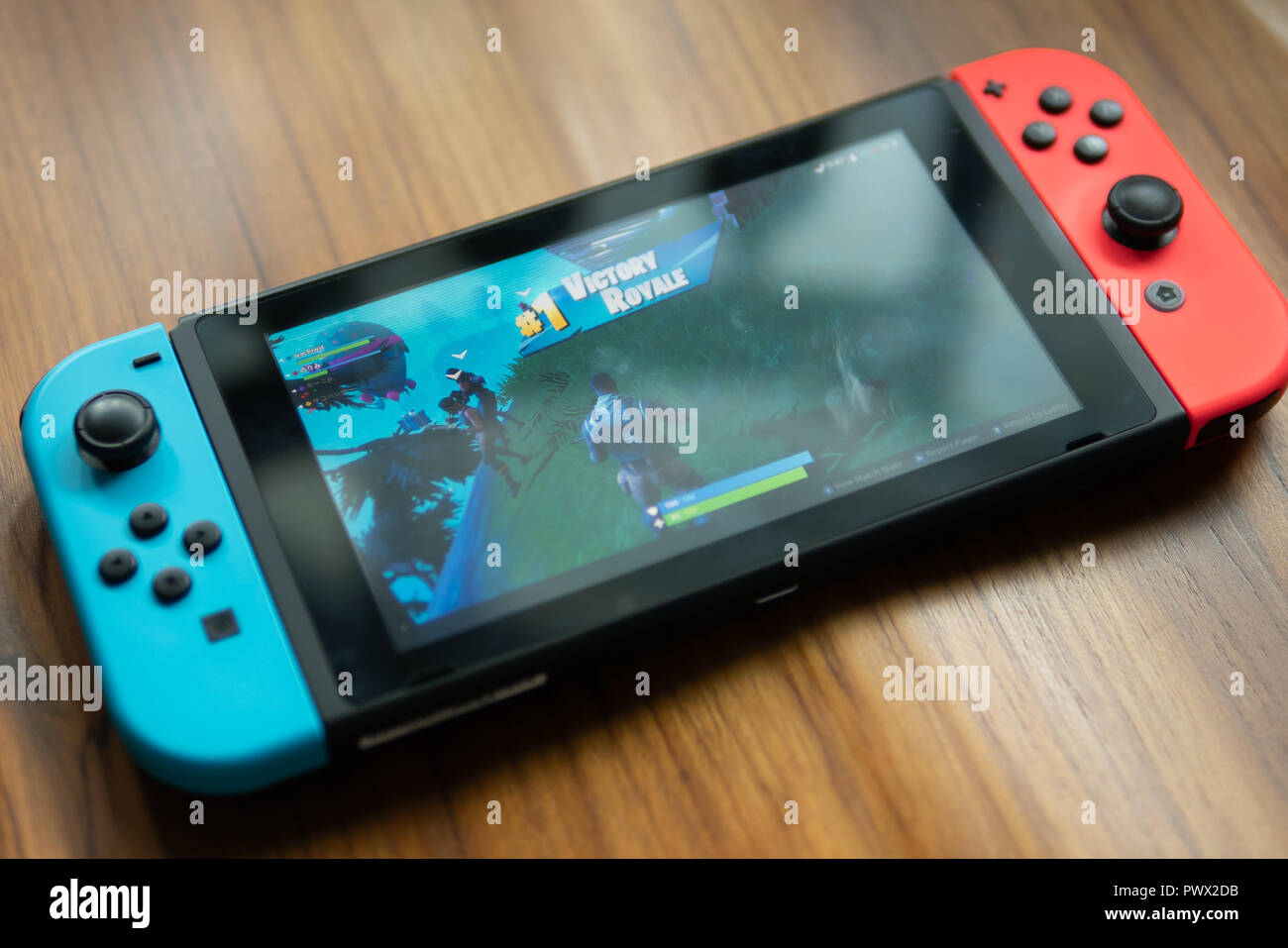 Bangkok, Tailandia - 30 Luglio 2018 : Interruttore di Nintendo che mostra  il suo schermo con Fortnite gioco Foto stock - Alamy