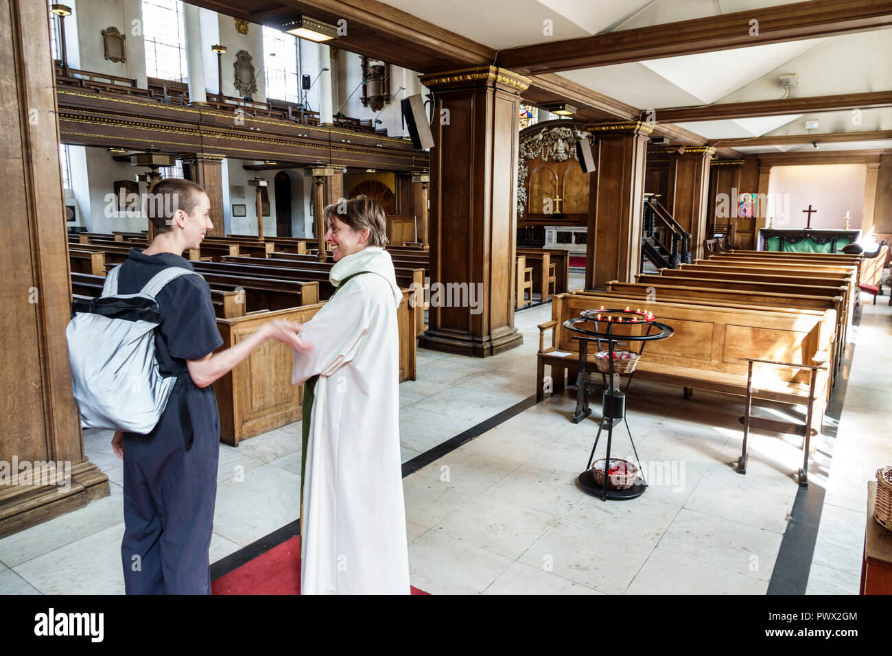 Londra Inghilterra,UK,West End St James's Piccadilly Church,St James-in-the-Fields,Anglican Church Parish,interior Inside,Rettore,donna femminile,talkin Foto Stock