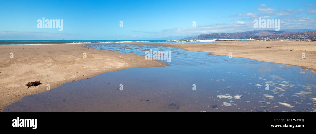 Overflow di marea in pool di marea su Surfers Knoll spiaggia di Ventura California Stati Uniti Foto Stock