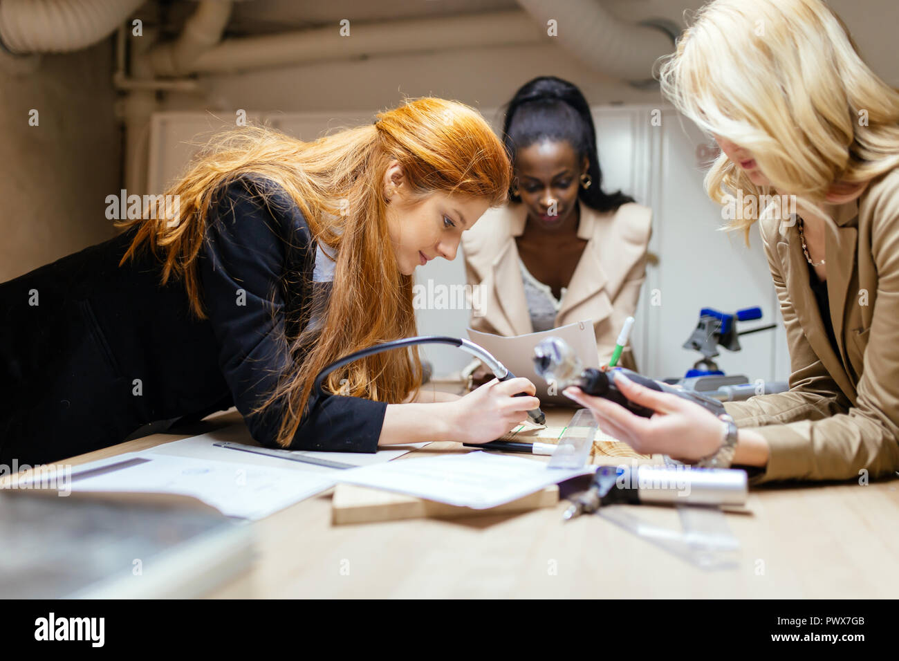 Gruppo di progettisti che lavorano su un progetto Foto Stock