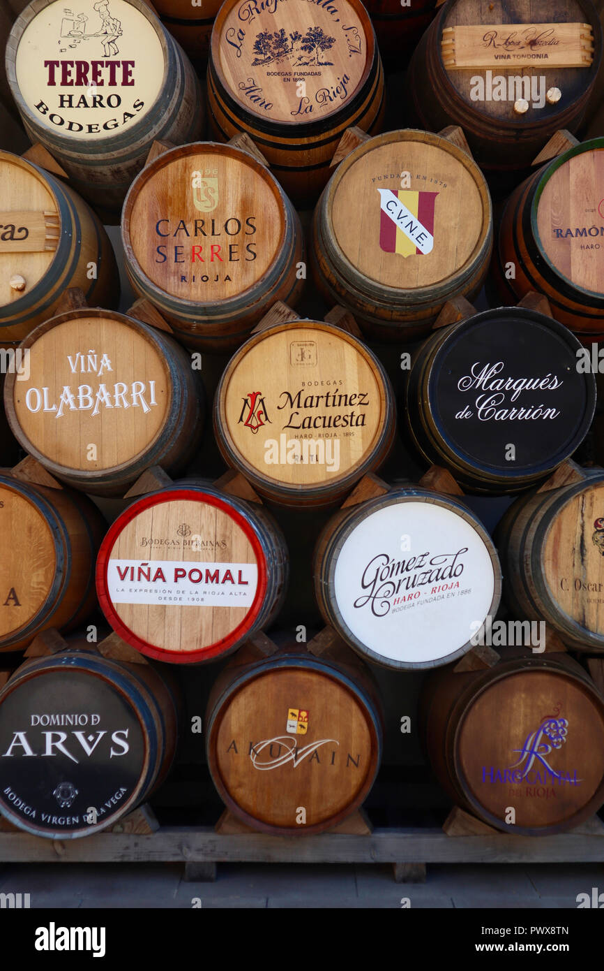 Un abstract immagine raffigurante una collezione di La Rioja botti pubblicità i nomi di alcune delle molte Bodegas (vigneti) intorno alla città di Haro, Spagna. Foto Stock
