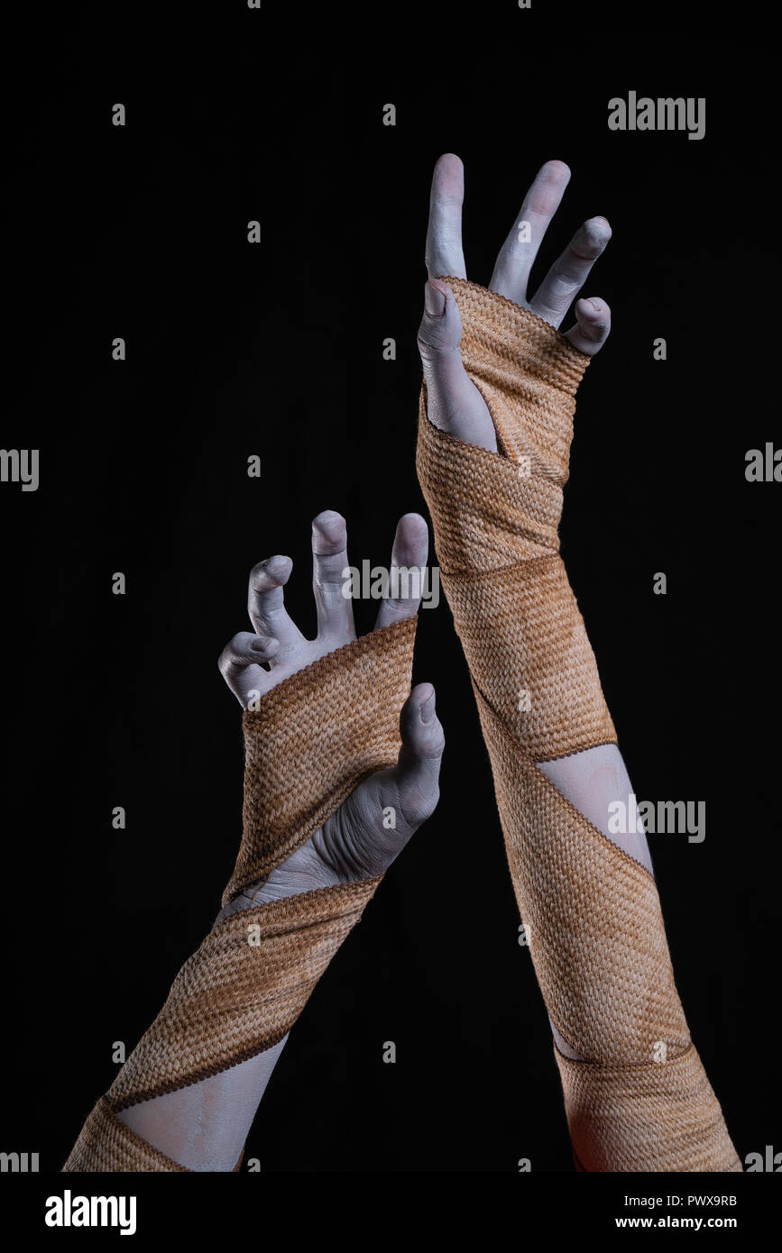 Mummia stretching fino le mani avvolti in bende, tema Halloween Foto Stock
