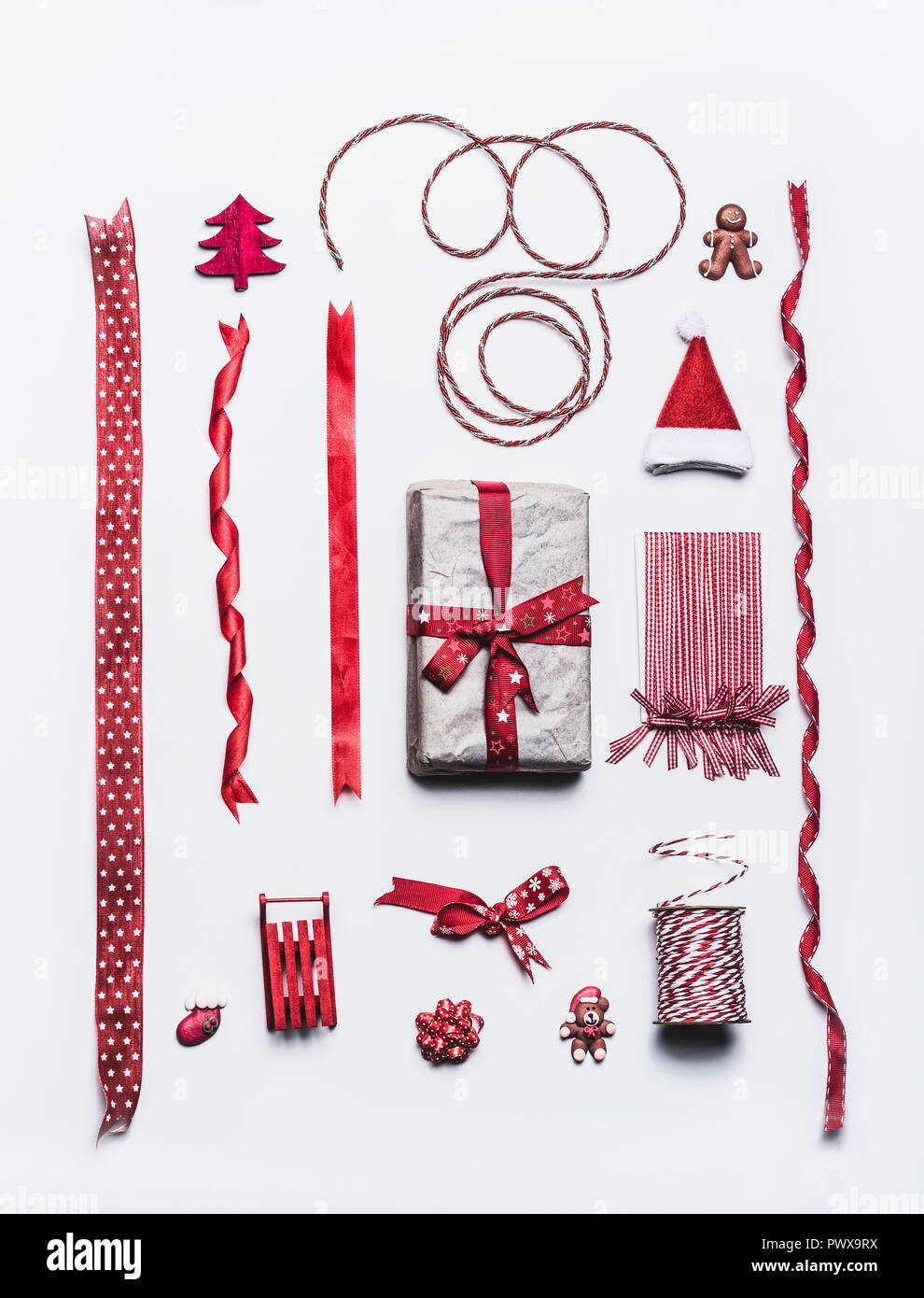 Regalo di natale e presente confezionamento e imballaggio nastri e decorazione su sfondo bianco, vista dall'alto, laici piatta Foto Stock