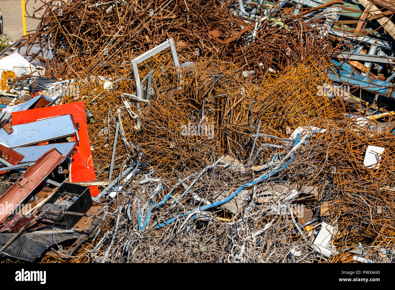 Junkyard, rottami di metallo, il riutilizzo e il punto di raccolta, cernita secondo i tipi di metallo, il metallo viene poi fuso e riutilizzato, Foto Stock