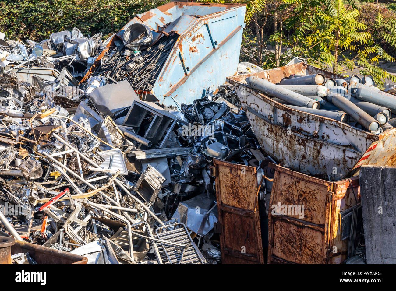 Junkyard, rottami di metallo, il riutilizzo e il punto di raccolta, cernita secondo i tipi di metallo, il metallo viene poi fuso e riutilizzato, Foto Stock