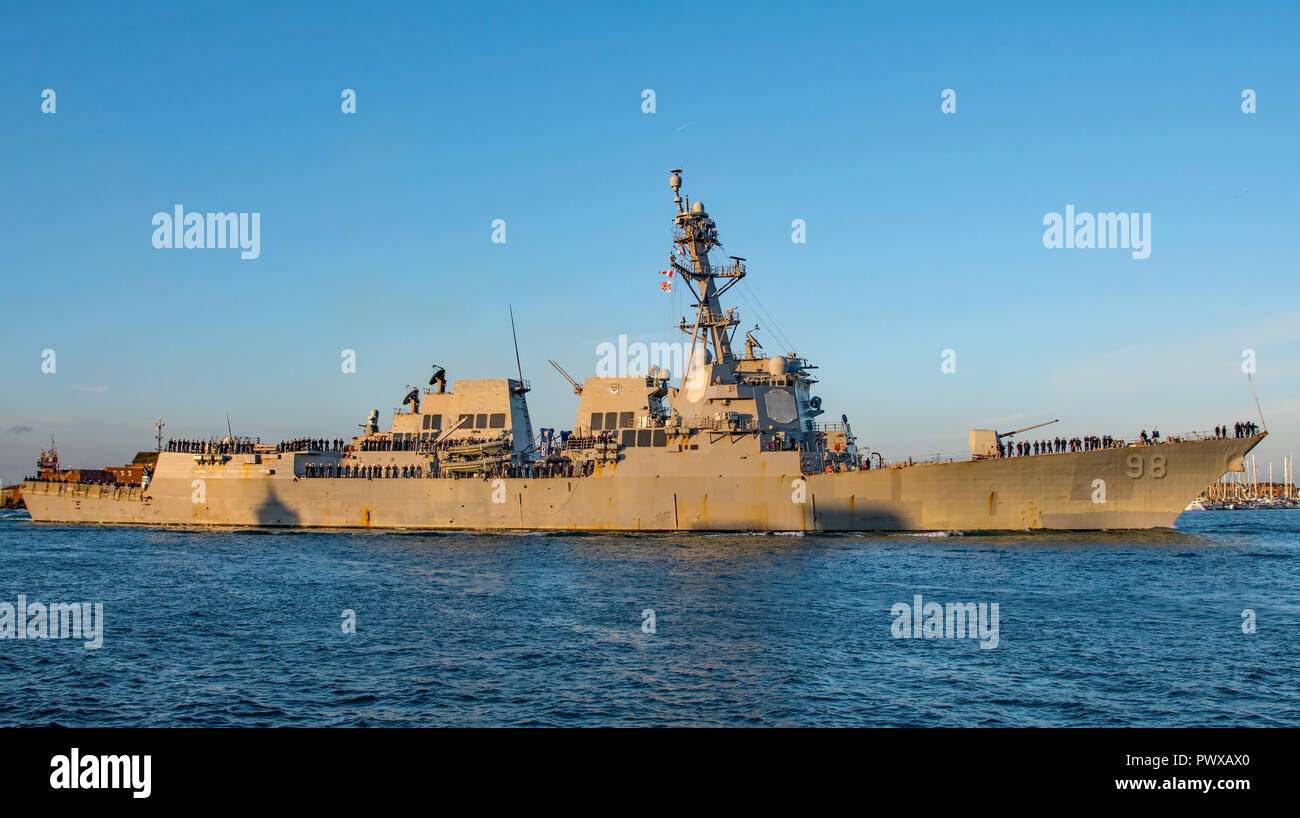 La Marina degli Stati Uniti 'Arleigh Burke' class destroyer USS Forrest Sherman (DDG 98) fa sì che una mattina presto arrivo a Portsmouth, Regno Unito del 18/10/18. Foto Stock