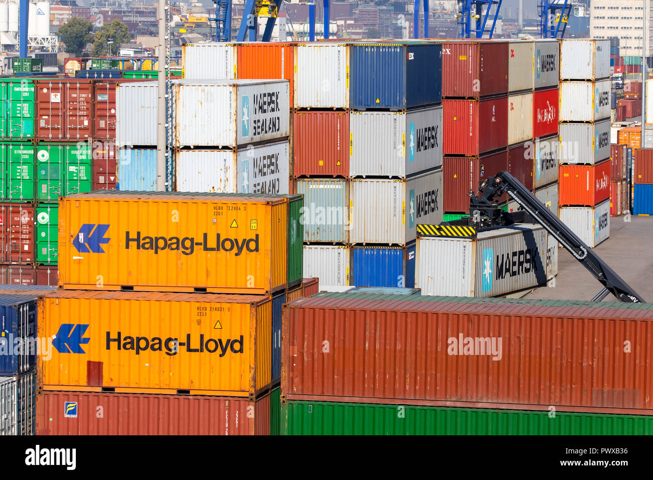 Terminale per container nel Rhein-Neckar-Hafen Mannheim, in termini di superficie il più grande porto interno in Germania, contenitore di trasbordo dal fiume, una rampa Foto Stock