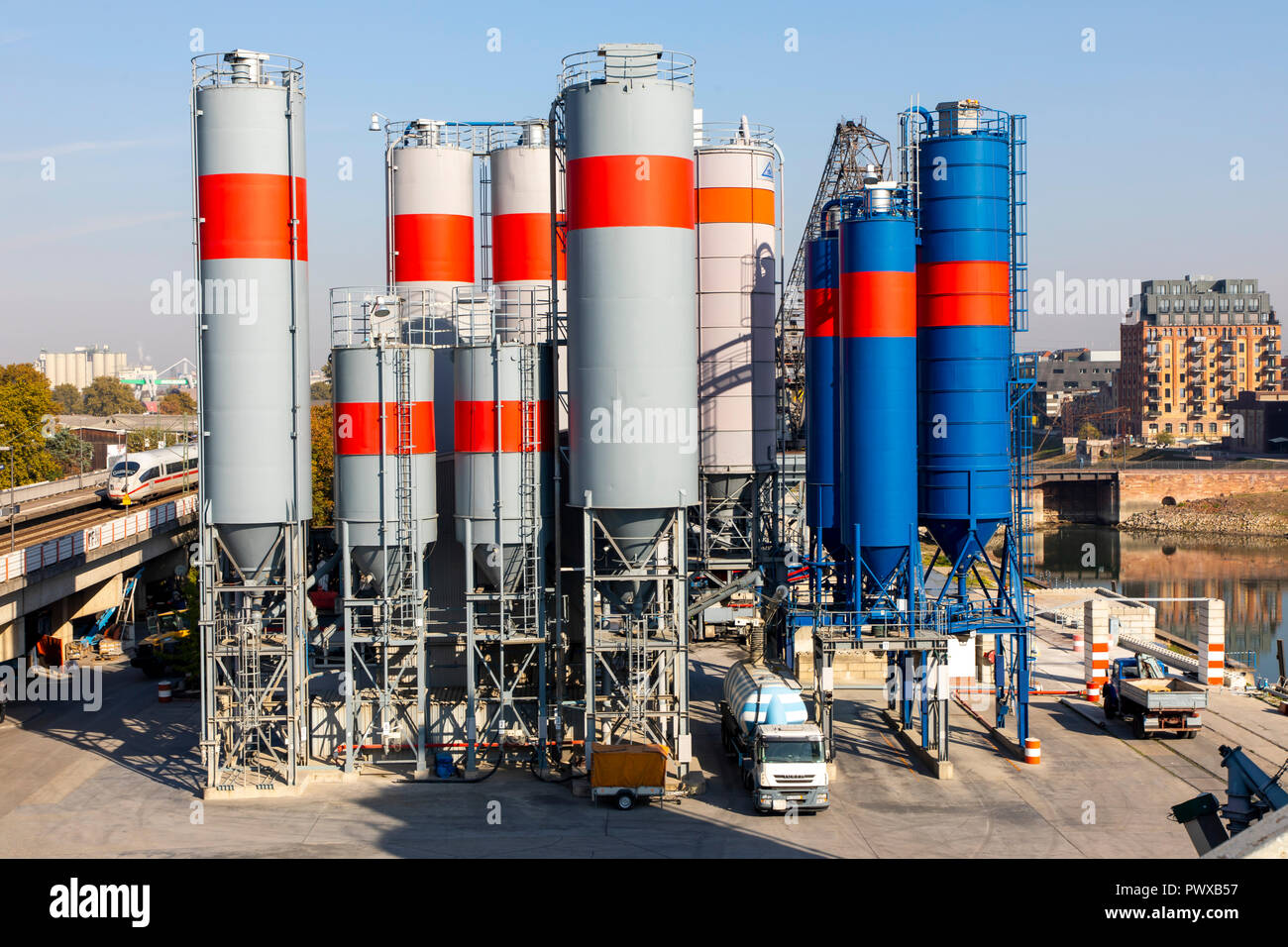 TBS Zementmischanlage im Herstellung von Zement und Transportbeton, Rhein-Neckar-Hafen Mannheim, flächenmäßig größter Binnenhafen Deutschlands, Foto Stock