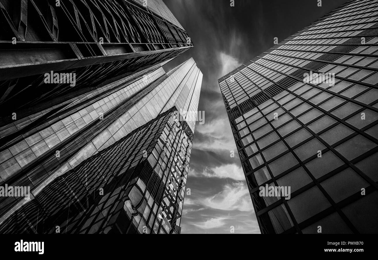 Architettura moderna dalla città di Londra nel Regno Unito. Potente contrasto delle immagini di stile definito e presenza Foto Stock