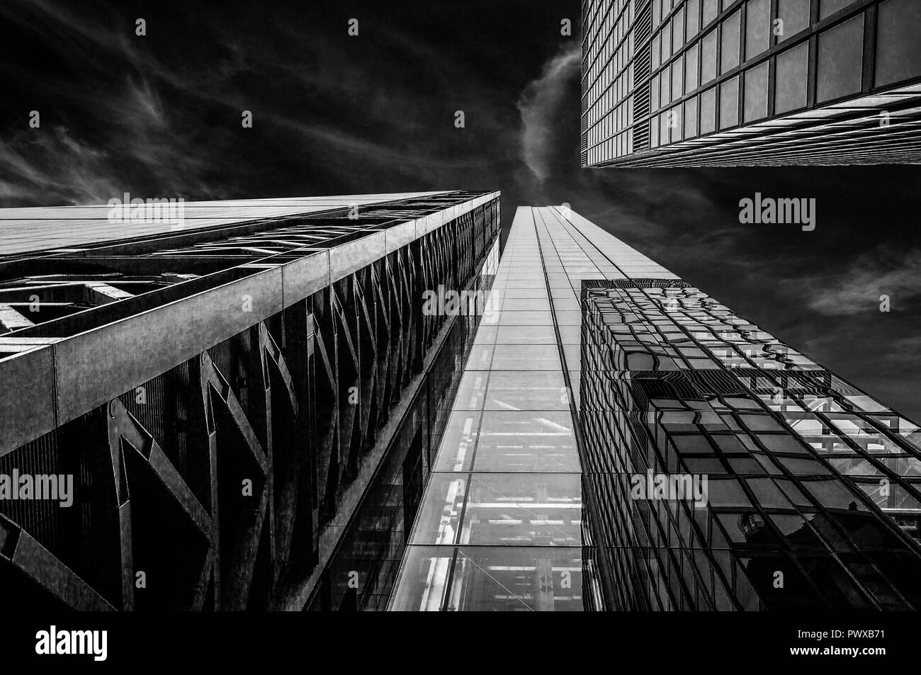 Architettura moderna dalla città di Londra nel Regno Unito. Potente contrasto delle immagini di stile definito e presenza Foto Stock