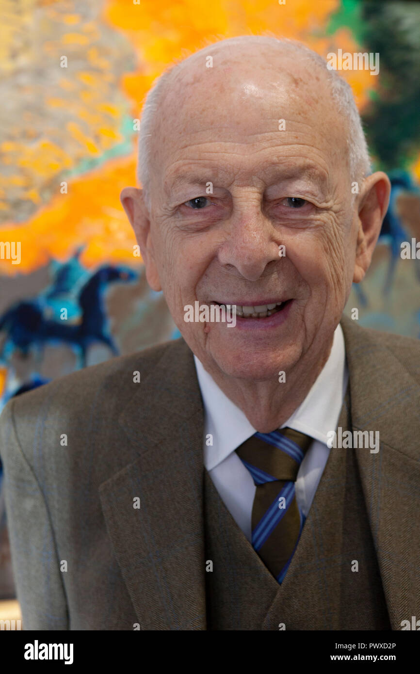 French Fauvist artista Andre Brasilier, 90 anni, hanno partecipato all'inaugurazione di una sua mostra di opere recenti alla Galleria Opera a Londra, accompagnato da h Foto Stock