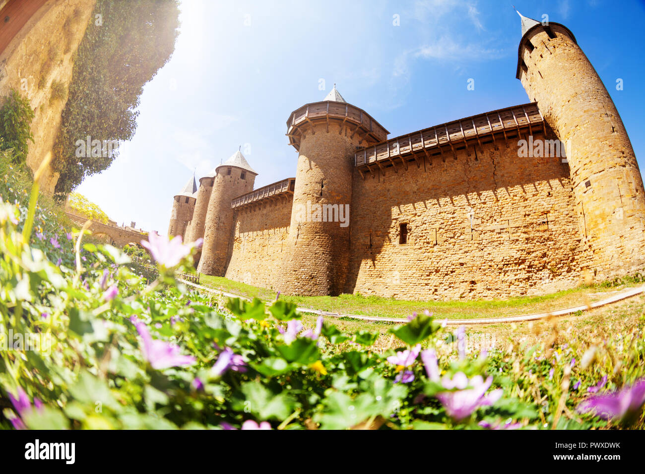 Fortezza di Carcassonne pareti con gallerie di ripresa in Francia, Europa Foto Stock