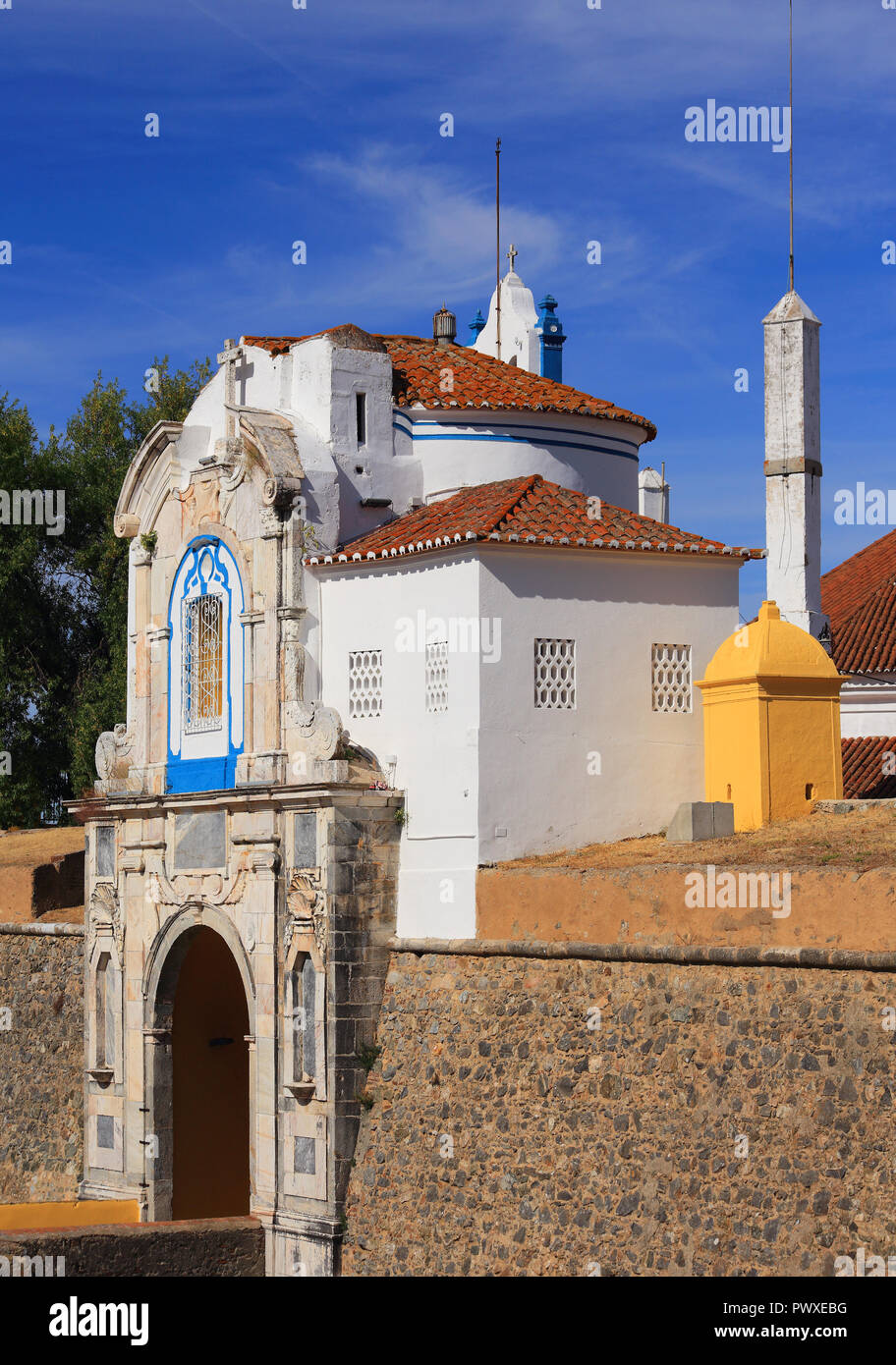 Il Portogallo, regione Alentejo, Elvas. Un ornato city gate e la cappella e nell'antica città fortificata a parete. La città di confine è un sito Patrimonio Mondiale dell'UNESCO. Foto Stock
