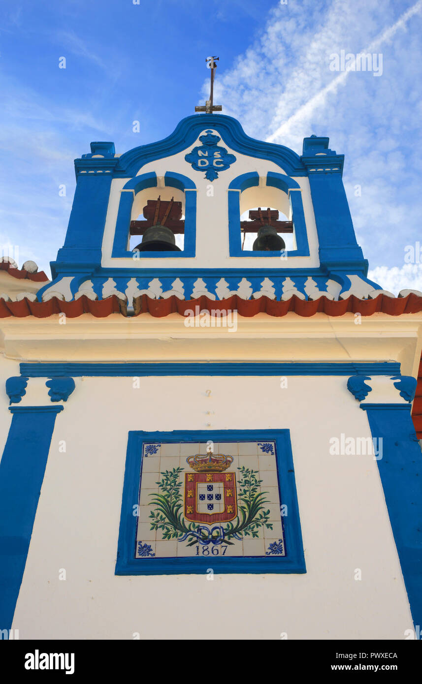 Il Portogallo, regione Alentejo, Elvas. Un ornato city gate e la cappella e nell'antica città fortificata a parete. La città di confine è un sito Patrimonio Mondiale dell'UNESCO. Foto Stock