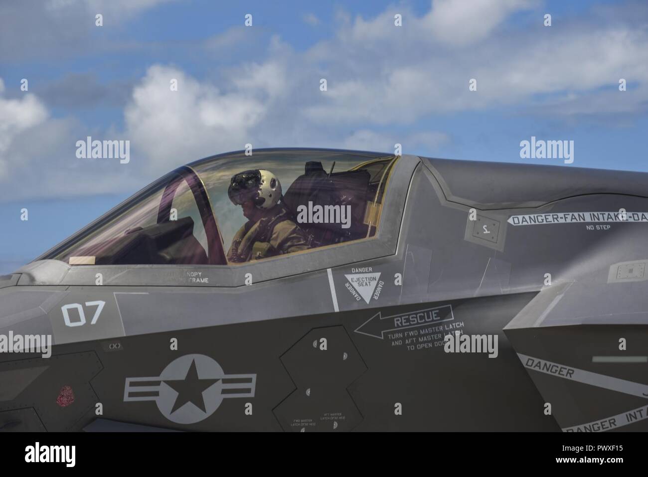 Un U.S. Marine Corps F-35B Lightning II pilota da Marine attacco Fighter Squadron (VMFA) 121, conduce una zona prodiera punto di rifornimento la formazione congiunta esercizio Giugno 28, 2017 a Kadena Air Base, Giappone. La F-35's casco montato display system è il sistema più avanzato nel suo genere. L'intelligenza e informazioni di indirizzamento di un F-35 pilota deve completare la missione è visualizzato il casco dell'aletta parasole. Foto Stock