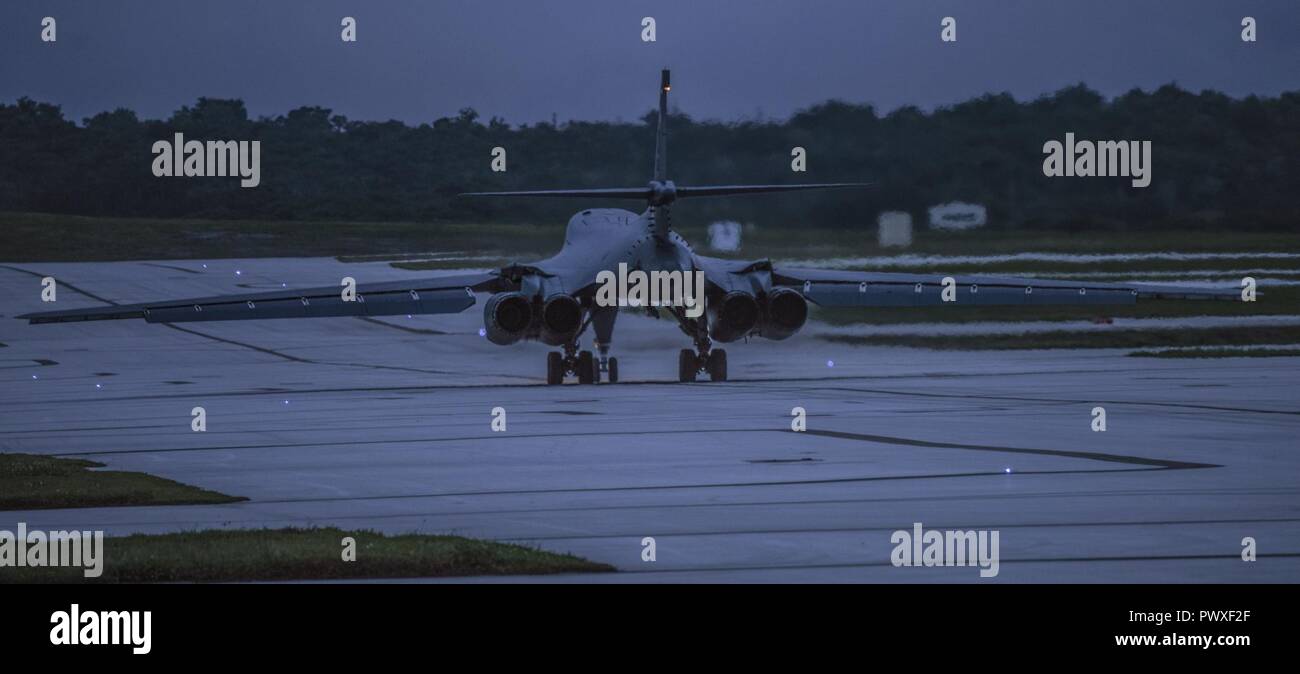 Un U.S. Air Force B-1B Lancer aeromobile assegnati al 9 bomba Expeditionary Squadron, distribuito da Dyess Air Force Base in Texas, si prepara a decollare da Andersen Air Force Base, Guam, a volare una missione bilaterale con X Japan Air Forza di Autodifesa F-X sopra il Mar della Cina orientale, Luglio 6, 2017. A conclusione delle operazioni bilaterali, il B-1Bs ha proceduto al Mare della Cina del Sud prima di ritornare a Andersen Air Force Base. Gli Stati Uniti conduce la continua presenza del bombardiere (CBP) operazioni come parte di una routine, distribuito, la capacità di dissuasione di supporto di sicurezza regionale e i nostri alleati nella ho Foto Stock