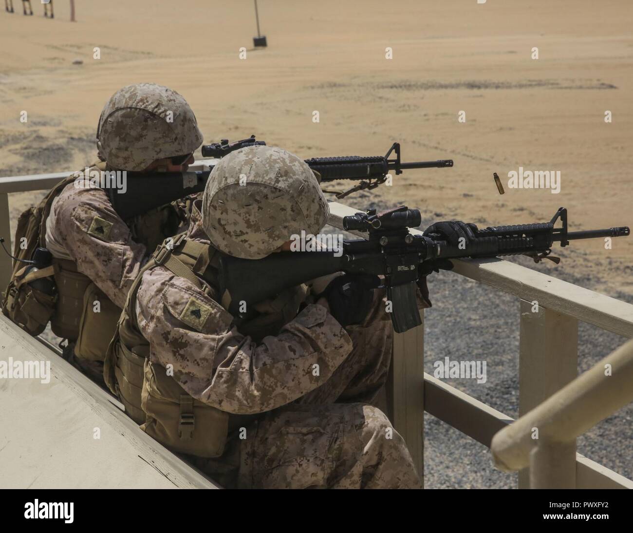 Stati Uniti Marines Cpl. Jeremy Roistorres e Cpl. Zach Perigo, controller tecnico assegnato con supporto Marino Squadron (MWSS) 372 per scopi speciali Air-Ground Marine Task Force-Crisis Response-Central comando (SPMAGTF-CR-CC) partecipano a combattere la precisione di tiro della formazione mentre in avanti dispiegati nel Medio Oriente, 4 luglio 2017. SPMAGTF-CR-CC Marines sono pronti a reagire e rispondere a una varietà di scenari che potrebbero verificarsi attraverso gli Stati Uniti Comando centrale area di operazioni. Foto Stock Stati Uniti Marines Cpl. Jeremy Roistorres e Cpl. Zach Perigo, controller tecnico assegnato con supporto Marino Squadron (MWSS) 372 per scopi speciali Air-Ground Marine Task Force-Crisis Response-Central comando (SPMAGTF-CR-CC) partecipano a combattere la precisione di tiro della formazione mentre in avanti dispiegati nel Medio Oriente, 4 luglio 2017. SPMAGTF-CR-CC Marines sono pronti a reagire e rispondere a una varietà di scenari che potrebbero verificarsi attraverso gli Stati Uniti Comando centrale area di operazioni. Foto Stock