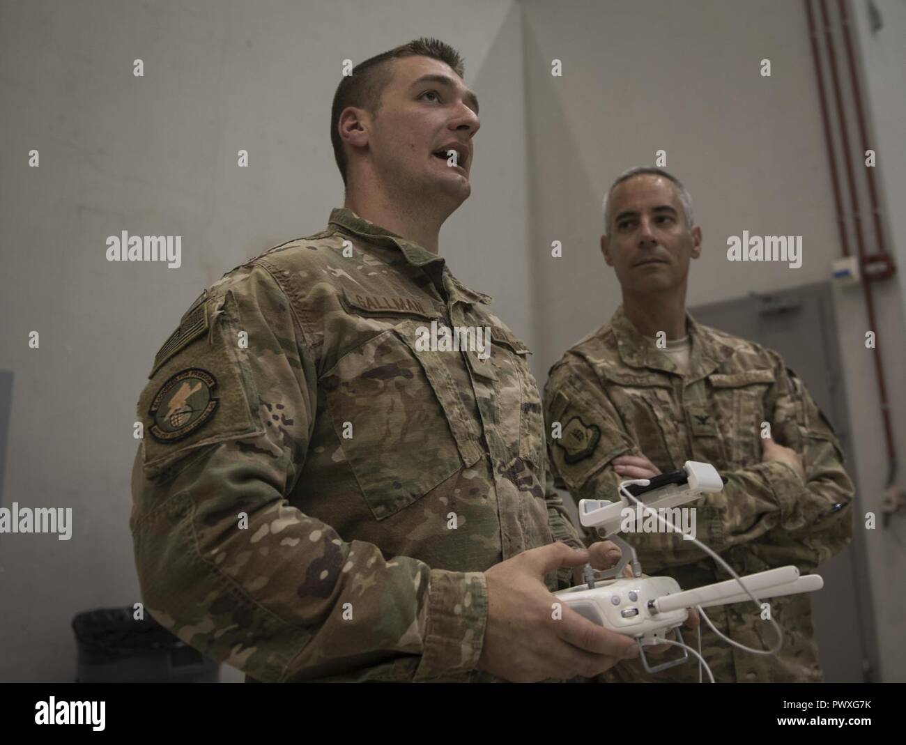 Senior Airman Christopher Gallman, 455th Expeditionary forze di sicurezza Squadron la difesa comune operations center, parla al Col. Bradford Coley, il 455th missione Expeditionary Support Group commander, circa i sistemi aerei senza pilota programma durante un live-dimostrazione a Bagram Airfield, Afghanistan, Giugno 30, 2017. Il FSE 455th teamed in su con un ricercatore di Air Force Research Lab per insegnare gli avieri come pilota di fuchi e li usa per addestrare i partner della coalizione su come reagire a loro sul campo di battaglia. Foto Stock
