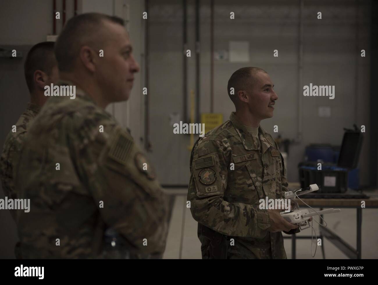 Airman 1. Classe Elia Allen, 455th Expeditionary forze di sicurezza Squadron, piloti di velivoli senza pilota sistema durante un live-dimostrazione a Bagram Airfield, Afghanistan, Giugno 30, 2017. Le scuole universitarie professionali pongono nuove sfide sul campo di battaglia, in modo da contrastare questo difensori stanno imparando come fuchi pilota e utilizzano le stesse strategie, in ambienti di formazione, i nostri nemici possono utilizzare. Foto Stock