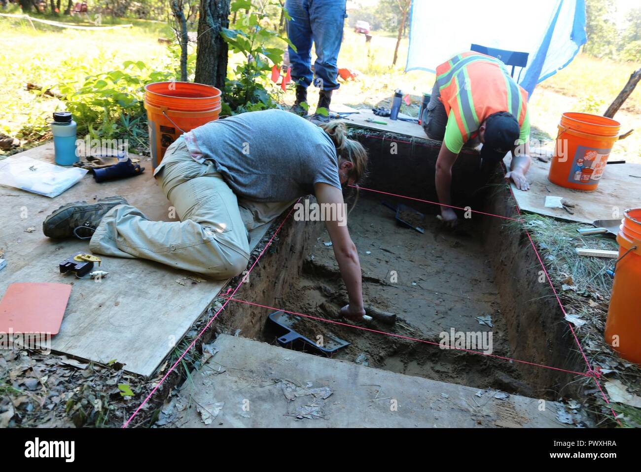 I membri della squadra di archeologia con la Colorado State University il Centro per la gestione ambientale delle terre militari sotto contratto con il Fort McCoy il lavoro in una fase attiva III scavi archeologici Luglio 6, 2017, sul Sud Post a Fort McCoy, Wis. questo lavoro è la prima fase III lo scavo archeologico al momento dell'installazione. I membri del team trovato molti tipi di manufatti, come ad esempio la ceramica, che risale a migliaia di anni fa. Foto Stock I membri della squadra di archeologia con la Colorado State University il Centro per la gestione ambientale delle terre militari sotto contratto con il Fort McCoy il lavoro in una fase attiva III scavi archeologici Luglio 6, 2017, sul Sud Post a Fort McCoy, Wis. questo lavoro è la prima fase III lo scavo archeologico al momento dell'installazione. I membri del team trovato molti tipi di manufatti, come ad esempio la ceramica, che risale a migliaia di anni fa. Foto Stock