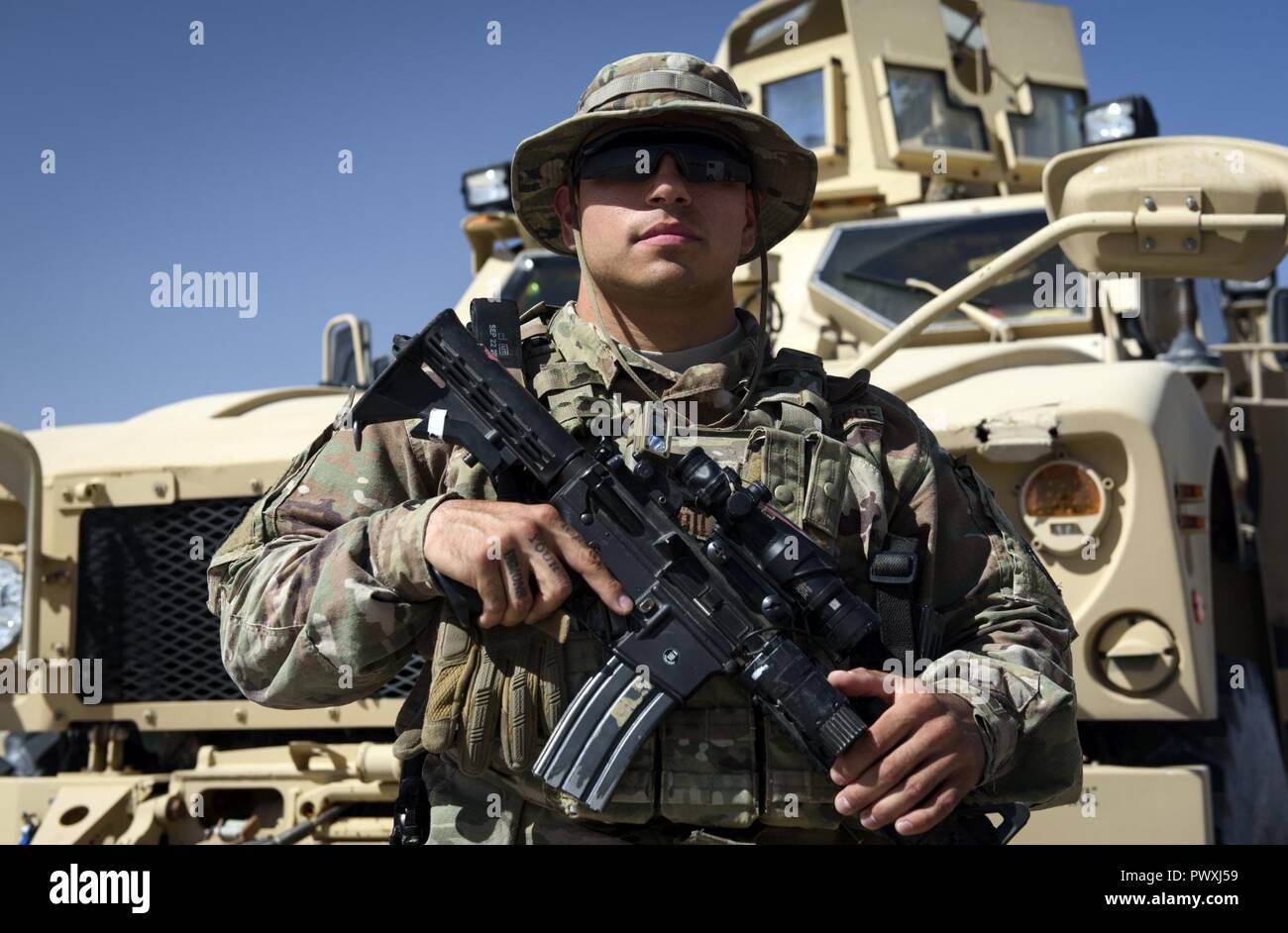 Senior Airman Andres Brambila è una delle forze di sicurezza degli stati dal 451st Expeditionary squadrone di supporto a Kandahar Airfield, Afghanistan. La 451st ESPTS è un "mini-missione gruppo di supporto", che contiene molti degli stessi elementi, solo su scala ridotta. Le forze di sicurezza elemento contiene flightline, protezione controller di entrata e una tattica di elemento di sicurezza che fornisce overwatch e libertà di movimento per il personale di coalizione. Foto Stock