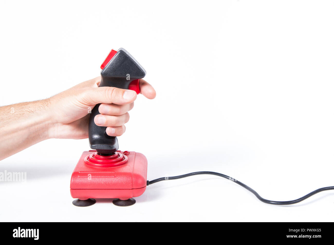 Uomo a giocare con un joystick Foto Stock