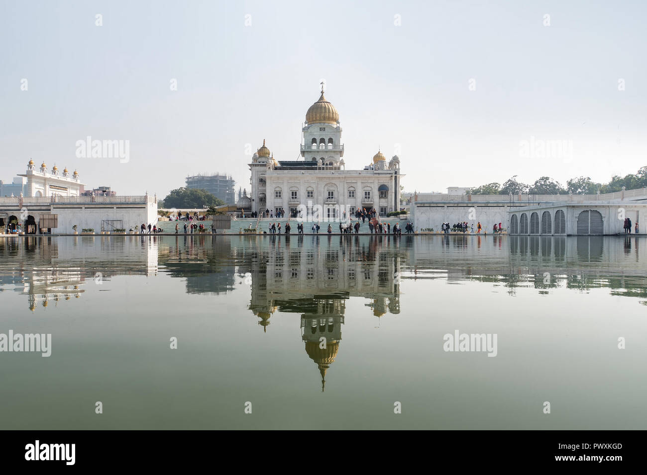 Gurdwara Bangla Sahib è il più prominente Gurdwara Sikh. Una delle attrazioni principali di New Delhi. Un grande stagno di fronte al tempio Foto Stock