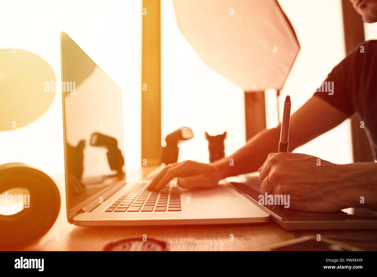 Ritratto di un fotografo lavora sul PC nel suo studio Foto Stock