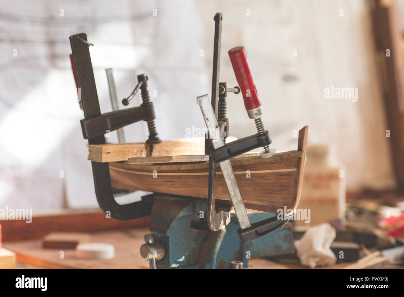 In una fase di creazione di un modello in legno di una tradizionale barca italiana Foto Stock
